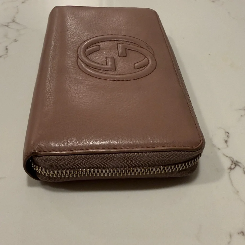 Gucci Mauve Leather Zip-Around Wallet with Embossed GG